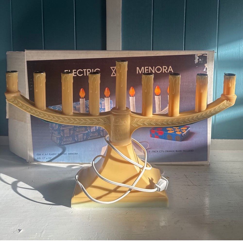 Vintage Electric Menora Hanukkah Ivory Plastic Candle Lamp Star of David A-1